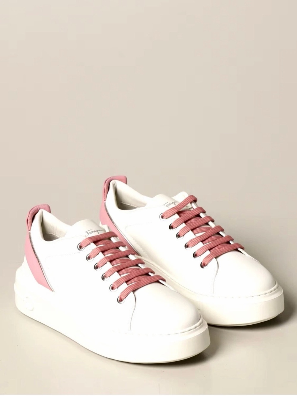 SALVATORE FERRAGAMO (White & Pink)
Leather women Sneakers Size 9